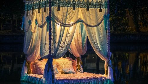 Oeuvre onirique : lit a baldaquin flottant sur l'eau 