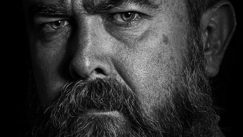 Homme barbu en noir et blanc. 