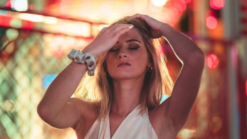 Femme avec un top satiné avec les lumières de la fetes foraine de Nantes