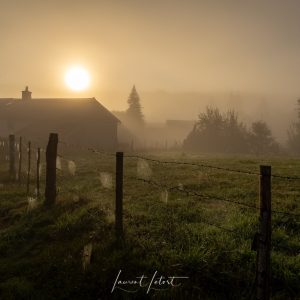 Lever de soleil par un temps brumeux derriere une maison à Champroy