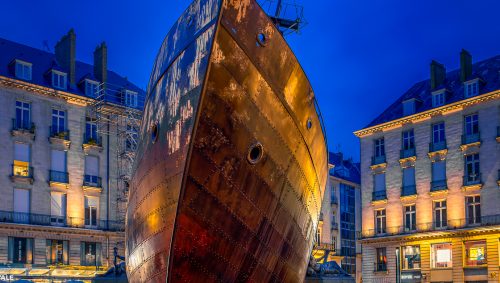 Naufrage du Neptune, Oeuvre Ugo Schiavi pour le voyage à Nantes. Un bateau rouillé placé sur la fontaine de la place royale. 