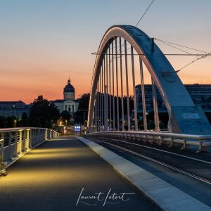 Le pont confluence à Angers au coucher du soleil