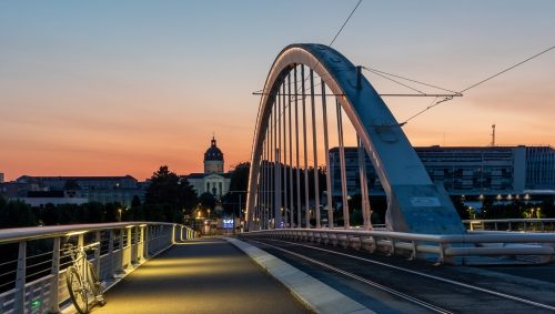 Le pont confluence à Angers au coucher du soleil 