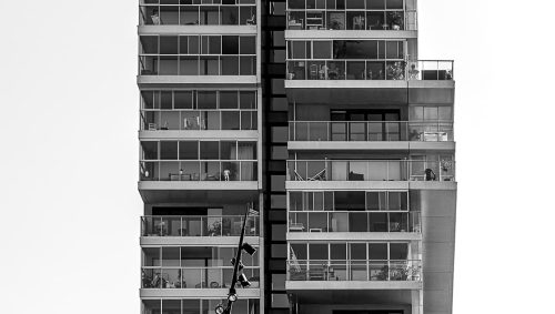 Vue en noir et blanc de la Tour Amazone à Nantes, mettant en évidence son architecture moderne avec des balcons et des fenêtres distincts.
