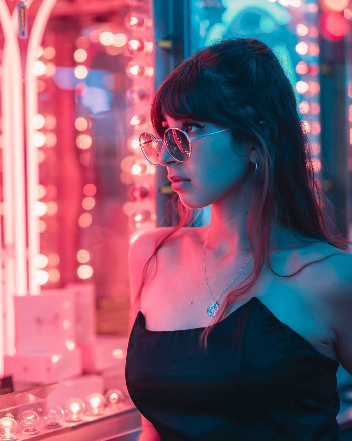 Femme a la fete foraine portant un top noir satiné.