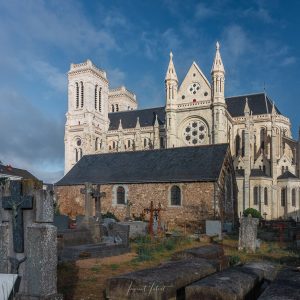 Depuis le Cimetiere Saint Donatien, vu sur l'église saint Etienne et La basilique