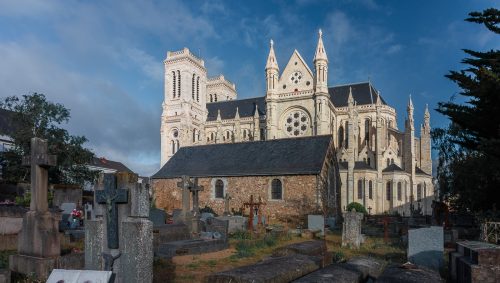 Depuis le Cimetiere Saint Donatien, vu sur l'église saint Etienne et La basilique