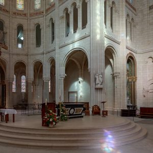 choeur et autel de l'edifice religieux