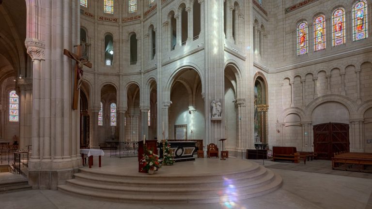 choeur et autel de l'edifice religieux