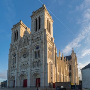 lever du jour sur la basilique saint donatien et saint rogatien
