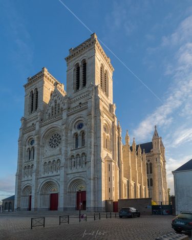 lever du jour sur la basilique saint donatien et saint rogatien