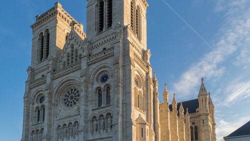 lever du jour sur la basilique saint donatien et saint rogatien