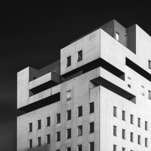 Phare des Alysés.Un bâtiment moderne en noir et blanc, avec des formes géométriques qui s'empilent drôlement.