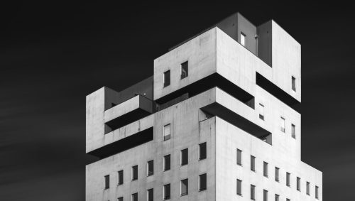 Phare des Alysés.Un bâtiment moderne en noir et blanc, avec des formes géométriques qui s'empilent drôlement. 