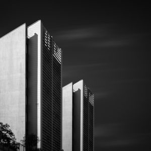 Photo en noir et blanc de bâtiments modernes à Nantes, avec une architecture angulaire et des façades claires et sombres.