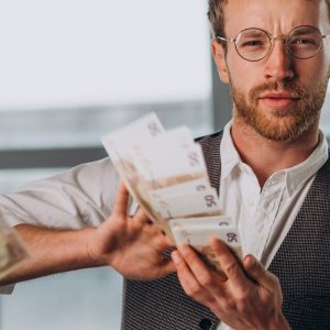 Homme brassant de l'argent.