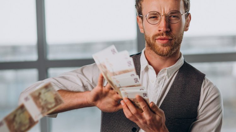 Homme brassant de l'argent.