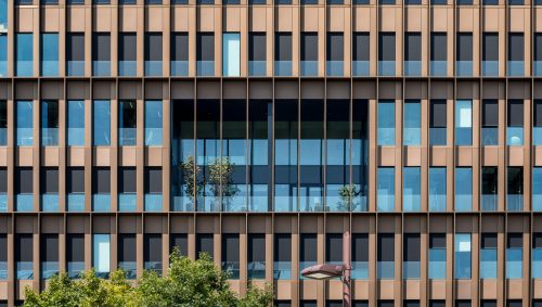 Ouverture dans la facade de la maison de l'innovation. 