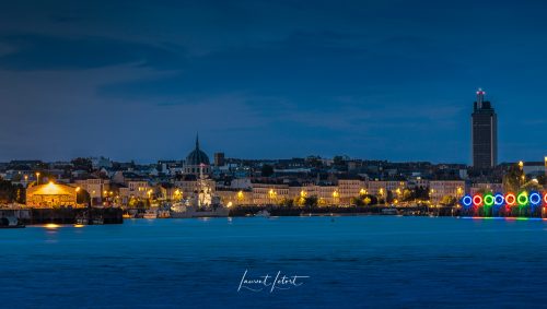 Nantes illuminées vue depuis trentemoult. De gauche à droite : la butte saint anne, le maillé brezé, l'eglise notre dame, la tour de bretagne, les anneaux de Burren et la grue jaune.