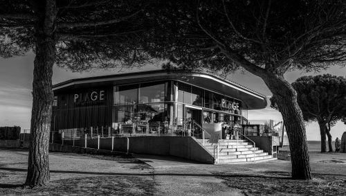 Photo en noir et blanc du restaurant la plage à Saint Nazaire.