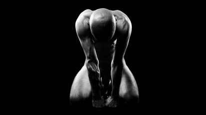 Un homme nu à genou, la tête baisser. La silhouette fait penser à un sablier ou un X.
