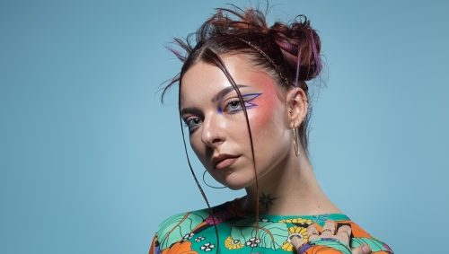 Photographie de portrait, plan américain:  coupé à mi cuisse jusqu'au visage.