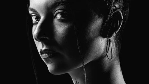 Photo en noir et blanc dans un style clair obscur.