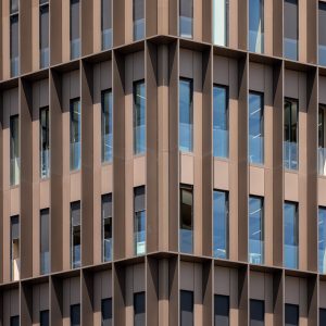 Façade angulaire de la maison de l'innovation avec les fenêtres entourées de brise-soleil en aluminium.