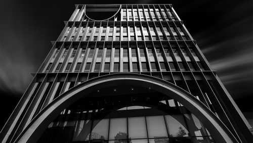 La façade d'entrée de la maison de l'innovation en noir et blanc