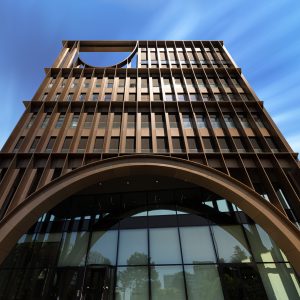 Façade de la Maison de l’Innovation à Nantes, reflet du soleil au zénithi sur les panneaux métalliques