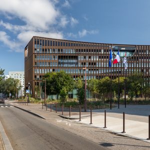 Grande façade vu depuis le boulevard Général de Gaulle.