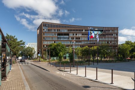 Grande façade vu depuis le boulevard Général de Gaulle.
