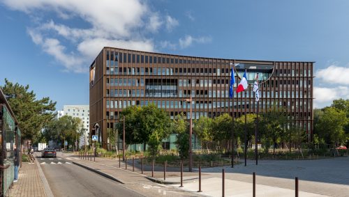 Grande façade vu depuis le boulevard Général de Gaulle.