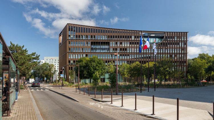 Grande façade vu depuis le boulevard Général de Gaulle.