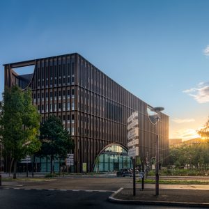 Maison de l’innovation à l'aube, lumière douce sur la façade