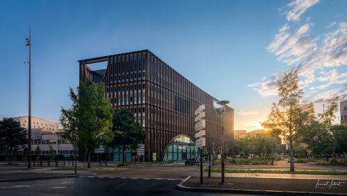 Maison de l’innovation à l'aube, lumière douce sur la façade