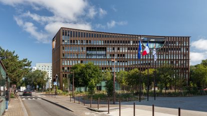 Maison de l’Innovation à Nantes, batiment de bureau en bois, verre et aluminium anodisé
