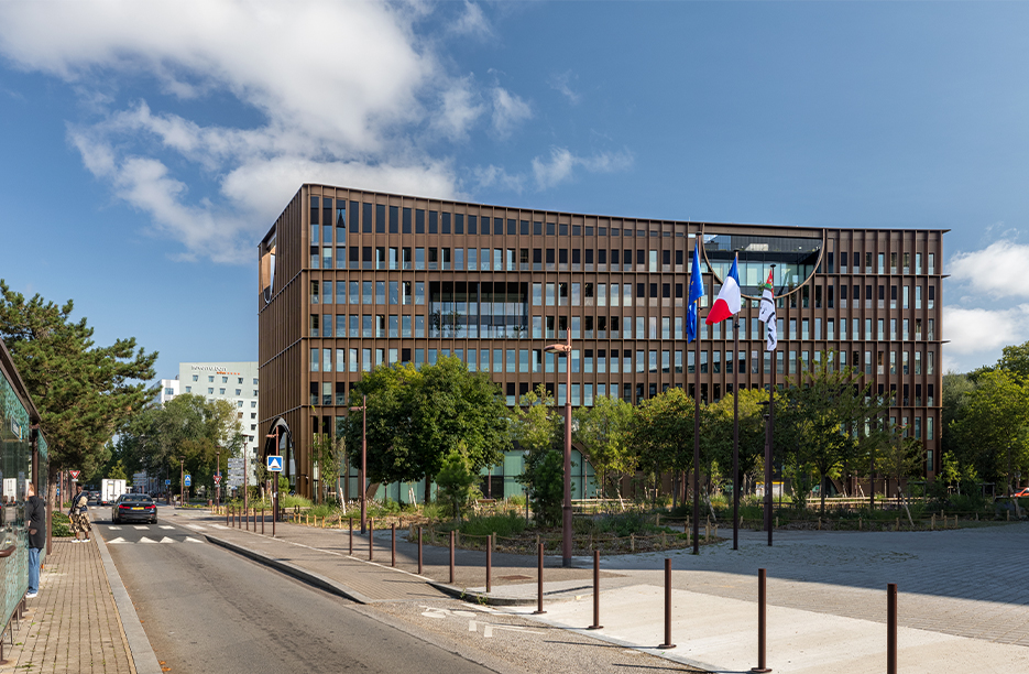 Maison de l’Innovation à Nantes, batiment de bureau en bois, verre et aluminium anodisé