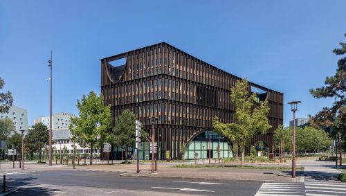Batiment de bureau moderne et métal et verre.