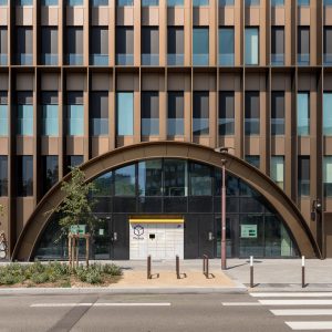 Petite arche de métal et les bandes de métal horizontales et verticales des murs.