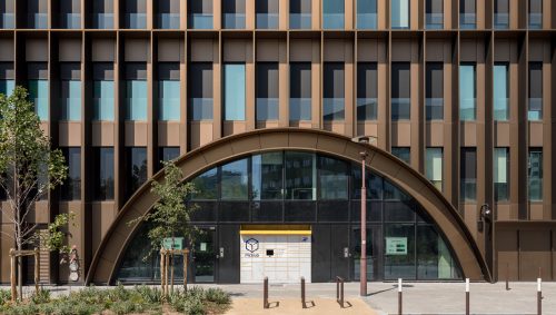 Petite arche de métal et les bandes de métal horizontales et verticales des murs.