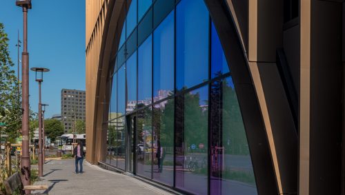 La lumière autour de la grande arche de la maisond e l'innovation
