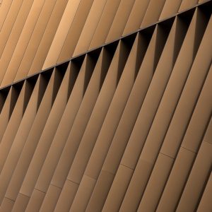 Photo de détails des plaques métalliques sous la lumière rasante du soleil le matin.