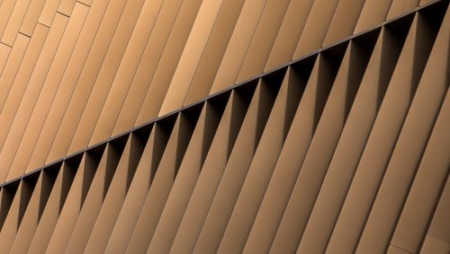 Photo de détails des plaques métalliques sous la lumière rasante du soleil le matin. 