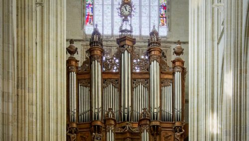 Vitrail et orgue de la cathédrale de Nantes, en 2019 avant l'incendie.