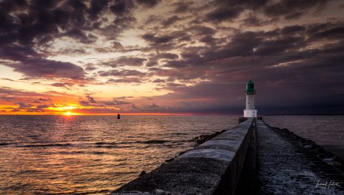 Jetée du phare de Tréhic, au croisic au couher de soleil.