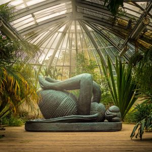 Une statue de mouche, posée sur le dos dans une des serres du jardin des plantes de Nantes - Patrimoine culturel