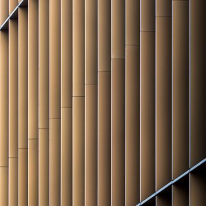 Les effets du soleil sur des plaques en aluminium anodisé d'un batiment