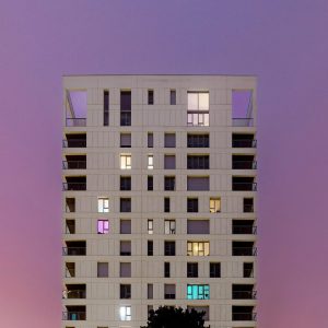 Batiment illuminé au couché du soleil