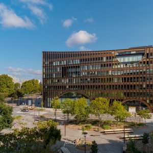 Intégration de la maison de l'nnovation dans son envirro,ement : photographie d'urbanisme 